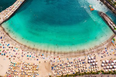 Anfi plajı ve tatil köyü, Büyük Kanarya, İspanya. Playa Anfi del Mar, Gran Canaria Adası, İspanya 'da güzel bir plaj. Gran Canaria 'daki Anfi del Mar Plajı, Kanarya Adaları, İspanya.