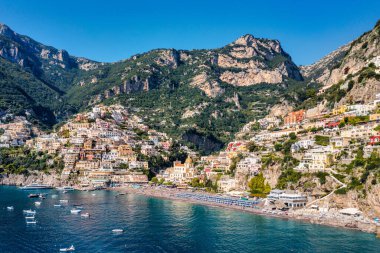Positano 'nun Campania, İtalya' daki Amalfi Sahili 'ndeki rahat plaj ve mavi deniz manzarası. Amalfi kıyısındaki Positano köyü, Salerno, Campania. Güzel Positano, Campania 'daki Amalfi Sahili.