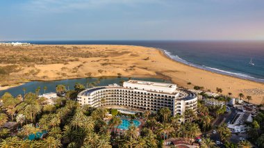 Maspalomas kasabası ve altın kum tepeleri, Gran Kanaryası, Kanarya Adaları, İspanya. Maspalom 'un Doğal Rezervi, Büyük Kanarya Adaları, İspanya.