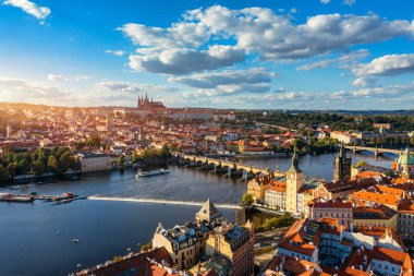 Prag ilkbahar manzaralı Prag Eski Şehir İskele mimarisi Charles Köprüsü Prag, Çek Cumhuriyeti 'ndeki Vltava nehri üzerinde. Prag 'ın eski bir kasabası. Arka planda Kale, Çek Cumhuriyeti..