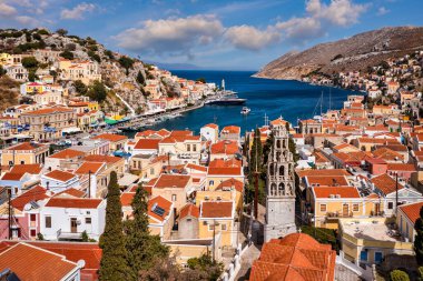 Renkli evler ve küçük teknelerle güzel Yunan adası Symi 'nin (Simi) havadan manzarası. Yunanistan, Suriye adası, Suriye (Rodos yakınlarında), Dodekanese manzarası.