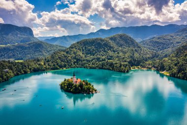 Slovenya 'da Kan Gölü. Güzel dağlar ve küçük hac kilisesi olan Kanlı Göl. Maria 'nın Hacı Kilisesi' yle birlikte adaya ve göle gitti. Kan, Slovenya, Avrupa.