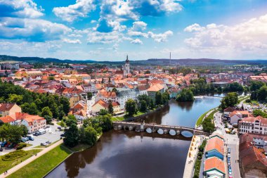 Orta Çağ Pisek Kasabası ve Çek Cumhuriyeti 'nin Güney Bohemya bölgesindeki Otava nehri üzerindeki tarihi taş köprü. Pisek Stone Köprüsü, Çek Cumhuriyeti 'nin en eski korunmuş erken dönem Gotik köprüsü..