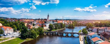 Orta Çağ Pisek Kasabası ve Çek Cumhuriyeti 'nin Güney Bohemya bölgesindeki Otava nehri üzerindeki tarihi taş köprü. Pisek Stone Köprüsü, Çek Cumhuriyeti 'nin en eski korunmuş erken dönem Gotik köprüsü..