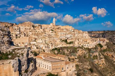İtalya 'nın güneyindeki Basilicata' da güzel bir sonbahar gününde antik Matera (Sassi di Matera) kasabasının panoramik manzarası. Matera köyünün göz kamaştırıcı manzarası. Matera kayalık bir çıkıntı üzerinde bir şehirdir..