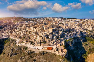 İtalya 'nın güneyindeki Basilicata' da güzel bir sonbahar gününde antik Matera (Sassi di Matera) kasabasının panoramik manzarası. Matera köyünün göz kamaştırıcı manzarası. Matera kayalık bir çıkıntı üzerinde bir şehirdir..