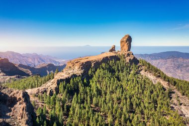 Roque Nublo ve Pico de Teide arka planda Gran Canaria Adası, İspanya. Roque Nublo kutsal dağının panoramik manzarası, Roque Nublo Kırsal Parkı, Gran Kanarya Adaları, İspanya.