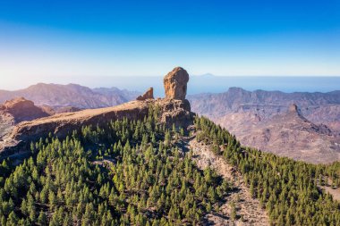 Roque Nublo ve Pico de Teide arka planda Gran Canaria Adası, İspanya. Roque Nublo kutsal dağının panoramik manzarası, Roque Nublo Kırsal Parkı, Gran Kanarya Adaları, İspanya.