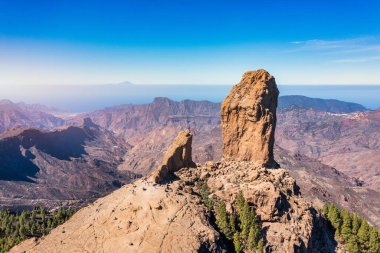 Roque Nublo ve Pico de Teide arka planda Gran Canaria Adası, İspanya. Roque Nublo kutsal dağının panoramik manzarası, Roque Nublo Kırsal Parkı, Gran Kanarya Adaları, İspanya.
