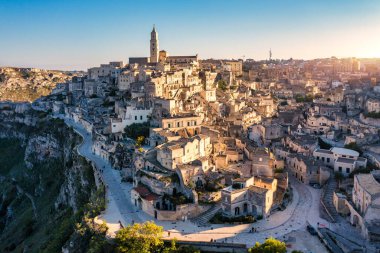 İtalya 'nın güneyindeki Basilicata' da güzel bir sonbahar gününde antik Matera (Sassi di Matera) kasabasının panoramik manzarası. Matera köyünün göz kamaştırıcı manzarası. Matera kayalık bir çıkıntı üzerinde bir şehirdir..