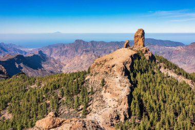 Roque Nublo ve Pico de Teide arka planda Gran Canaria Adası, İspanya. Roque Nublo kutsal dağının panoramik manzarası, Roque Nublo Kırsal Parkı, Gran Kanarya Adaları, İspanya.