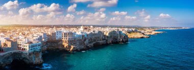 Polignano a Mare town, Puglia area, İtalya ve Avrupa 'nın muhteşem şehirleri. Polignano Al Mare, Puglia, İtalya 'da manzaralı küçük bir kasaba. Polignano a Mare village on the rocks, Bari, Apulia, Italy. 