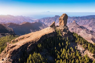 Roque Nublo ve Pico de Teide arka planda Gran Canaria Adası, İspanya. Roque Nublo kutsal dağının panoramik manzarası, Roque Nublo Kırsal Parkı, Gran Kanarya Adaları, İspanya.