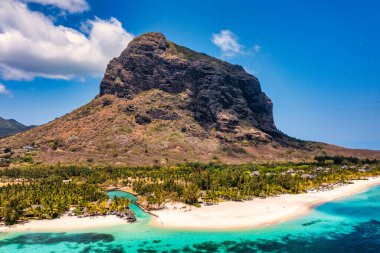 Tropikal manzara, Mauritius adasının güzel plajları Le Morne, popüler lüks tatil köyü. Le Morne plaj tatil köyleri, Mauritius. Mauritius 'taki lüks plaj, palmiyeli ve mavi okyanuslu kumlu plaj.. 