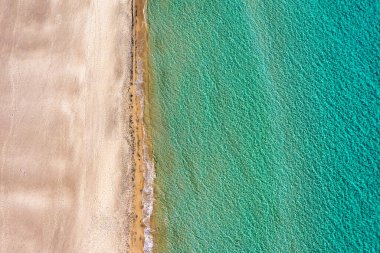 Baia dei Turchi 'nin havadan görünüşü, Puglia bölgesi, İtalya. Türk Körfezi (veya Baia dei Turchi), İtalya 'nın Salento kentindeki en önemli ekosistemlerden biridir. Baia dei Turchi 'nin deniz kıyısında..