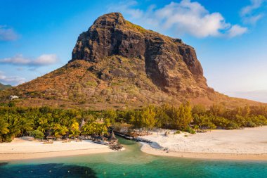Mauriutius 'taki Le Morne Brabant' ın hava manzarası. Le Morne dağı ve Mauritius 'taki lüks plajlı tropik kristal okyanus. Palmiye ağaçları, beyaz kumlar ve lüks tatil beldeleri olan Le Morne plajı, Mauritius..