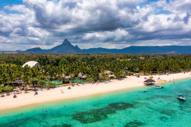 Flic en Flac plajı. Arka planda güzel tepeler var Mauritius. Muhteşem sahil manzaralı Mauritius Adası Flic en Flac, İHA 'dan hava manzaralı. Flic en Flac Plajı, Mauritius Adası.