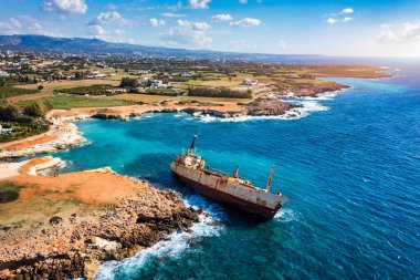 Kıbrıs Rum Kesimi 'nin Paphos yakınlarındaki Peyia kıyı şeridinde terk edilmiş Edro III Gemi Enkazı. Kıbrıs 'ta suyun kıyısındaki tarihi Edro III Batık alanı. Batık EDRO III, Pegeia, Paphos 'un hava manzarası.