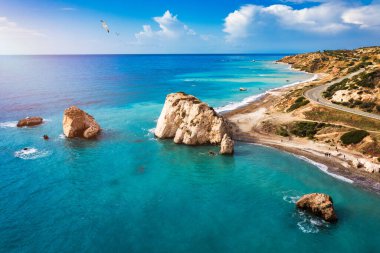 Petra tou Romiou (Afrodit Kayası), Kıbrıs Rum Kesimi 'nin Afrodit kentinin doğduğu yer. Petra tou Romiou, nam-ı diğer Afrodit 'in kayası, Kıbrıs' ın Paphos kentindeki ünlü bir turizm beldesi..