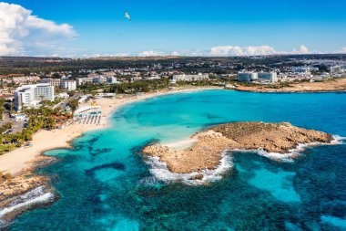 Kıbrıs Rum Kesimi 'nin Ayia Napa kentindeki güzel Nissi plajının hava manzarası. Kıbrıs 'ın Ayia Napa kentindeki Nissi plajı. Kıbrıs Rum Kesimi 'nin Aiya Napa kentindeki gök mavisi bir su manzarası ve Nissi plajı.