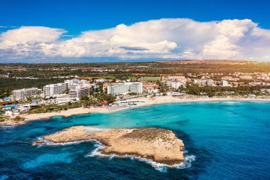 Kıbrıs Rum Kesimi 'nin Ayia Napa kentindeki güzel Nissi plajının hava manzarası. Kıbrıs 'ın Ayia Napa kentindeki Nissi plajı. Kıbrıs Rum Kesimi 'nin Aiya Napa kentindeki gök mavisi bir su manzarası ve Nissi plajı.