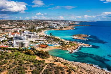 Kıbrıs Rum Kesimi 'nin Ayia Napa kentindeki güzel Nissi plajının hava manzarası. Kıbrıs 'ın Ayia Napa kentindeki Nissi plajı. Kıbrıs Rum Kesimi 'nin Aiya Napa kentindeki gök mavisi bir su manzarası ve Nissi plajı.