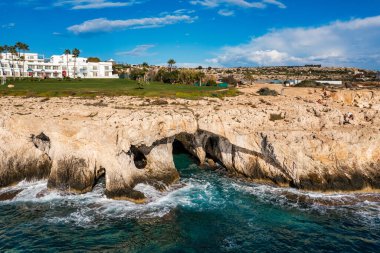Aşıkların güzel köprüsü Akdeniz 'deki Ayia Napa, Cavo Greco ve Protaras yakınlarındaki doğal kaya kemeri. Efsanevi köprü aşıkları. İnanılmaz mavi deniz ve güneşli gün