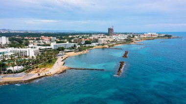 Kıbrıs 'taki Paphos kasabasının manzarası. Paphos, adanın antik tarih ve kültürünün merkezi olarak bilinir. Kıbrıs Rum Kesimi 'nin Paphos Limanı' ndaki toprak seti manzarası.