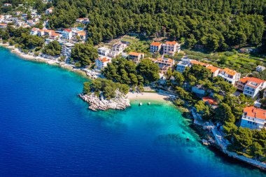 Hırvatistan 'ın Makarska Riviera kentinin Brela kentindeki güzel Podrace plajının muhteşem hava manzarası. Hırvatistan 'ın Makarska Riviera, Brela ve Dalmaçya bölgesindeki Podrace plajı ve liman manzarası.