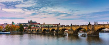 Çek Cumhuriyeti Prag 'daki Charles Köprüsü. Prag, Çek Cumhuriyeti. Charles Bridge (Karluv Most) ve Old Town Tower. Vltava Nehri ve Charles Köprüsü. Dünya seyahati, gezi ve turizm kavramı.