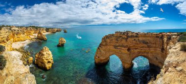 Praia da Marinha, Portekiz, Algarve 'deki güzel sahil Marinha. Deniz Sahili (Praia da Marinha), Algarve 'deki Lagoa Belediyesinin Atlantik kıyısında yer alan plajda uçan martılara sahiptir..