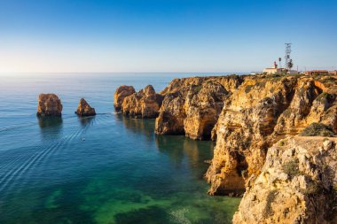 Panoramik görünümü, Algarve Lagos yakınlarındaki Ponta da Piedade, Portekiz. Ponta da Piedade, Algarve bölgesinde, Portekiz'de denizde uçurum kayalar ve turist teknesi. Ponta da Piedade, Algarve region, Portekiz.