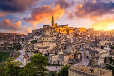 İtalya 'nın güneyindeki Basilicata' da güzel bir sonbahar gününde antik Matera (Sassi di Matera) kasabasının panoramik manzarası. Matera köyünün göz kamaştırıcı manzarası. Matera kayalık bir çıkıntı üzerinde bir şehirdir..
