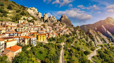 İtalya 'nın Basilicata kentindeki Potenza ili Castelmezzano' nun pitoresk köyü. İtalya 'nın orta çağ şehri Castelmazzano' nun şehir manzarası. Apennines 'teki Castelmezzano köyü Dolomiti Lucane.