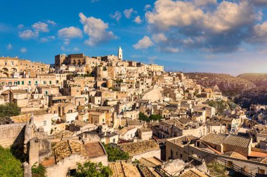 İtalya 'nın güneyindeki Basilicata' da güzel bir sonbahar gününde antik Matera (Sassi di Matera) kasabasının panoramik manzarası. Matera köyünün göz kamaştırıcı manzarası. Matera kayalık bir çıkıntı üzerinde bir şehirdir..