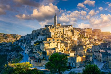 İtalya 'nın güneyindeki Basilicata' da güzel bir sonbahar gününde antik Matera (Sassi di Matera) kasabasının panoramik manzarası. Matera köyünün göz kamaştırıcı manzarası. Matera kayalık bir çıkıntı üzerinde bir şehirdir..