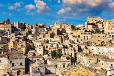 İtalya 'nın güneyindeki Basilicata' da güzel bir sonbahar gününde antik Matera (Sassi di Matera) kasabasının panoramik manzarası. Matera köyünün göz kamaştırıcı manzarası. Matera kayalık bir çıkıntı üzerinde bir şehirdir..