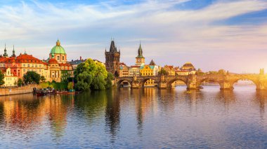 Çek Cumhuriyeti Prag 'daki Charles Köprüsü. Prag, Çek Cumhuriyeti. Charles Bridge (Karluv Most) ve Old Town Tower. Vltava Nehri ve Charles Köprüsü. Dünya seyahati, gezi ve turizm kavramı.
