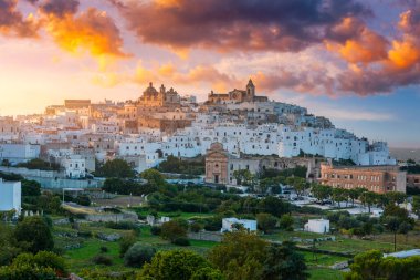 Ostuni beyaz kasabası, Brindisi, Puglia (Apulia), İtalya, Avrupa. Old Town, Ostuni 'nin kalesidir. Ostuni 'ye 