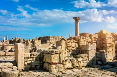 Kourion antik kentin kalıntıları. Achilles 'in Kourio Bazilikası Apollo Sığınağı' nda Limasol (Lemesos) yakınlarındaki Kourion Dünya Mirası Arkeoloji sahasında.