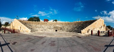 Kourion antik kentin kalıntıları. Achilles 'in Kourio Bazilikası Apollo Sığınağı' nda Limasol (Lemesos) yakınlarındaki Kourion Dünya Mirası Arkeoloji sahasında.