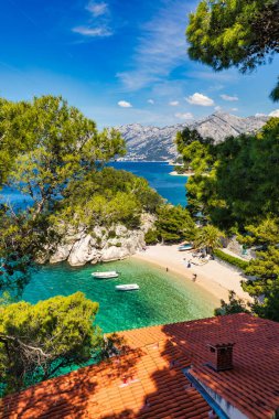Hırvatistan 'ın Makarska Riviera kentinin Brela kentindeki güzel Podrace plajının muhteşem hava manzarası. Hırvatistan 'ın Makarska Riviera, Brela ve Dalmaçya bölgesindeki Podrace plajı ve liman manzarası.