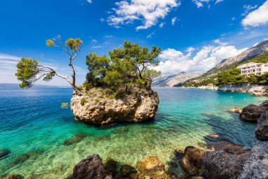 Hırvatistan 'ın Dalmaçya kıyısındaki Brela kentinin Kamen Brela sembolü. Kamen Brela, Makarska Riviera, Dalmaçya, Hırvatistan 'daki küçük ünlü ada.