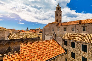 Hırvatistan 'ın güneyinde, Adriyatik Denizi, Avrupa' ya bakan bir kent. Hırvatistan 'ın ünlü Dubrovnik kentinin eski şehir merkezi. Dubrovnik eski kasabası (ortaçağ Ragusa) ve Dalmaçya Sahili manzarası.