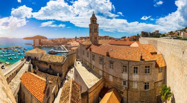 Hırvatistan 'ın güneyinde, Adriyatik Denizi, Avrupa' ya bakan bir kent. Hırvatistan 'ın ünlü Dubrovnik kentinin eski şehir merkezi. Dubrovnik eski kasabası (ortaçağ Ragusa) ve Dalmaçya Sahili manzarası.