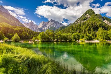 Slovenya Alpleri 'nin harika doğa manzarası. Jasna Gölü 'ndeki inanılmaz yaz manzarası. Triglav Ulusal Parkı. Kranjska Gora, Slovenya. Slovenya Krajsnka Gora 'da Jasna Dağı. 