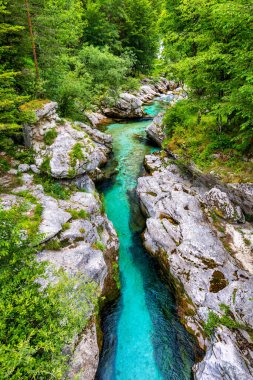 Slovenya Alplerinde Soca Nehri vadisi gibi. Great Soca Gorge (Velika korita Soce), Triglav Ulusal Parkı, Slovenya. Soca Nehri 'nin büyük kanyonu, Bovec, Slovenya. Triglav Ulusal Parkı 'ndaki Soca Vadisi.