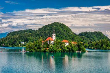 Slovenya 'da Kan Gölü. Güzel dağlar ve küçük hac kilisesi olan Kanlı Göl. Maria 'nın Hacı Kilisesi' yle birlikte adaya ve göle gitti. Kan, Slovenya, Avrupa.