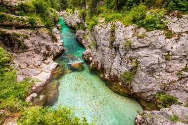 Slovenya Alplerinde Soca Nehri vadisi gibi. Great Soca Gorge (Velika korita Soce), Triglav Ulusal Parkı, Slovenya. Soca Nehri 'nin büyük kanyonu, Bovec, Slovenya. Triglav Ulusal Parkı 'ndaki Soca Vadisi.
