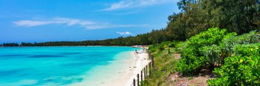 Mauritius sahili Grand Baie, Pereybere North 'taki Mont Choisy plajı manzaralı. Mont Choisy, Mauritius Adası, Afrika halk plajı. Mauritius 'taki Mont Choisy' nin güzel plajı, insansız hava aracı manzarası..